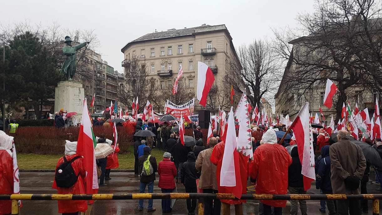 Tizennégy busszal hoztak lengyeleket a Békemenetre