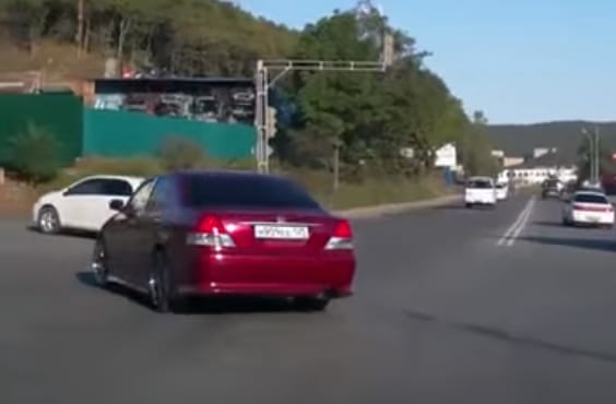 Itt egy tökéletes videó arról, miért ne drifteljen az, aki nem tud