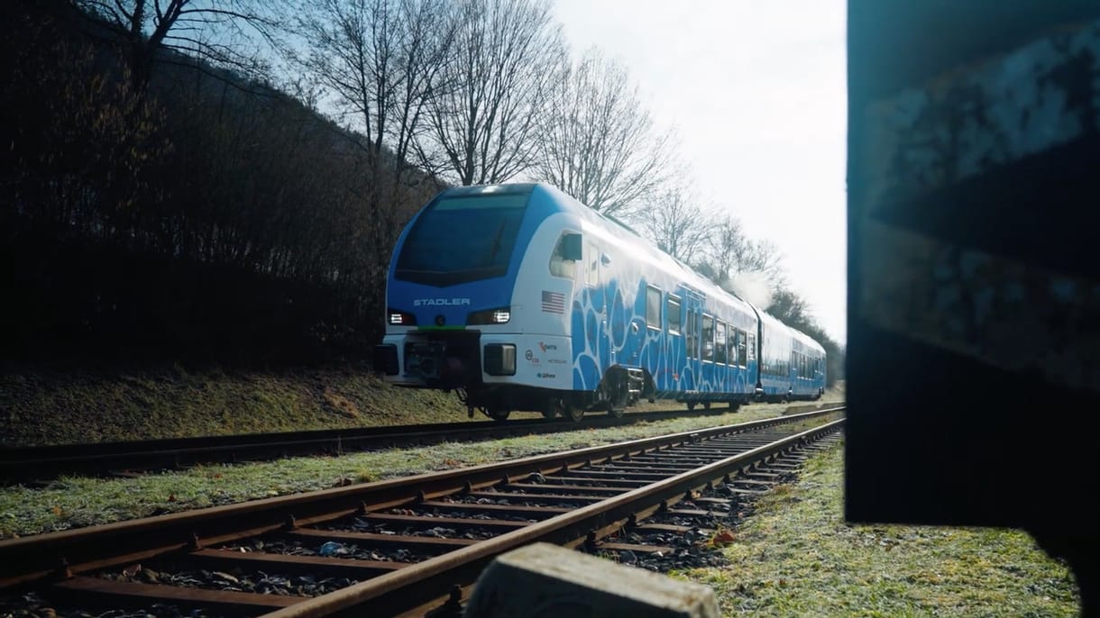 A Tram-Train svájci gyártója hirdetésekkel támogathatja a magyar kormányközeli lapokat