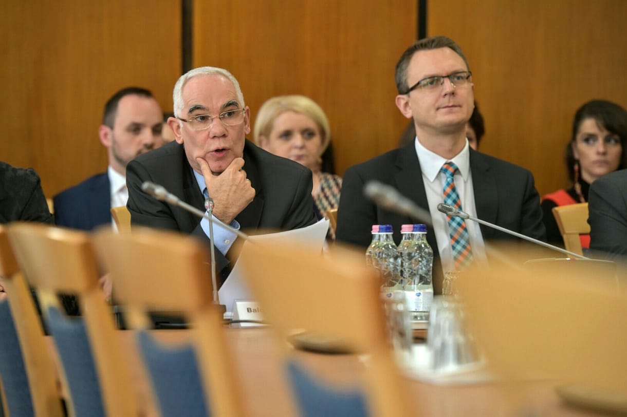 Rosszul megy a kórházaknak? Rétvári szerint szocik