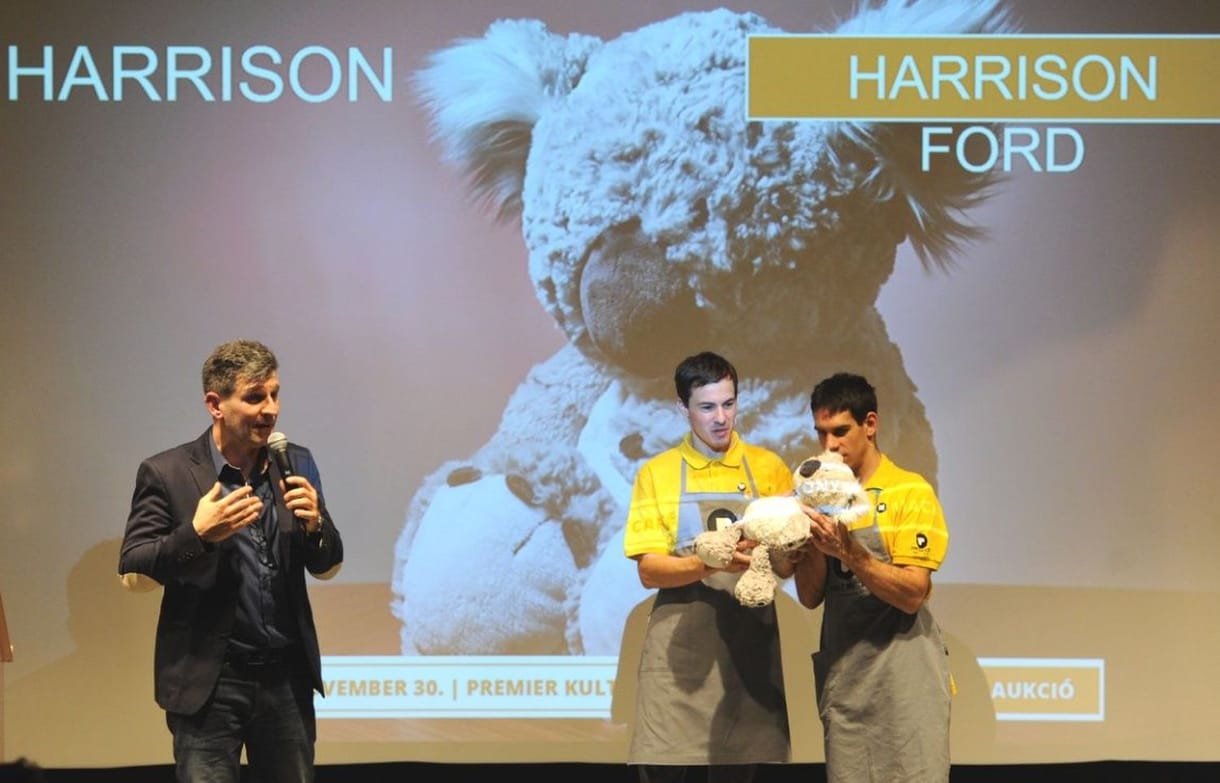 4 millió forintot is megért Harrison Ford macija a budapesti árverésen