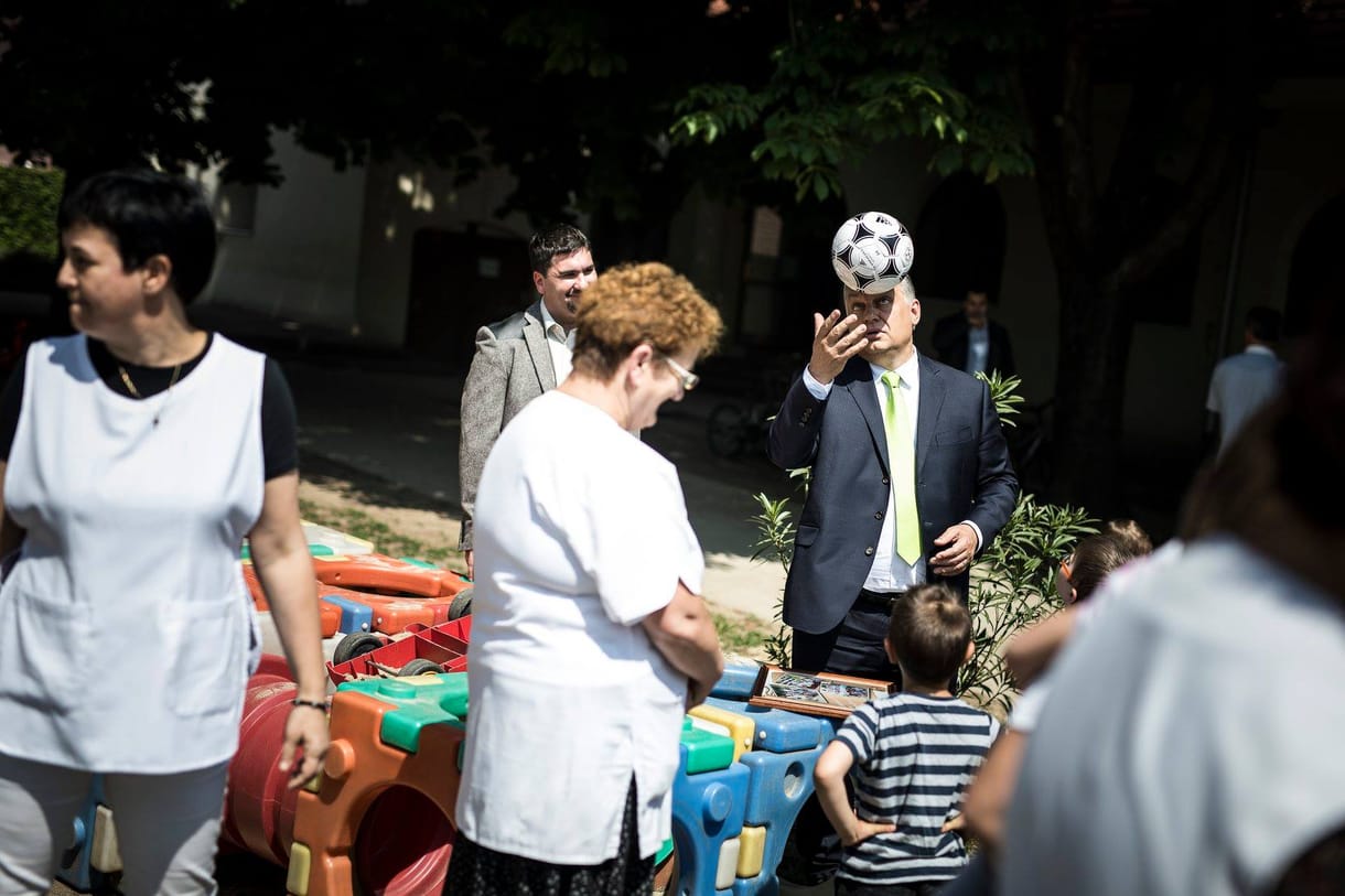 Orbán újra elment az oviba, ahol törvényt szegett a kampányban