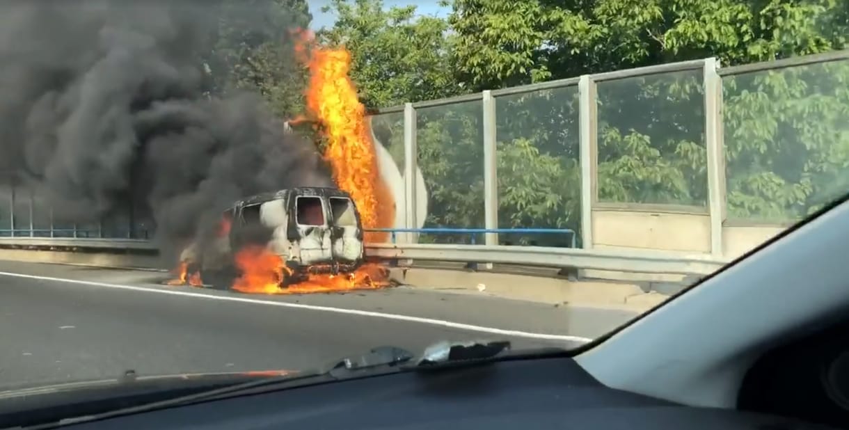Még a zajvédő fal is lángra kapott az M7-esen egy kigyulladt autó miatt
