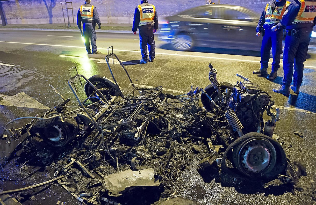 Fotó: Porrá égett egy kétüléses kocsi a Fiumei úton