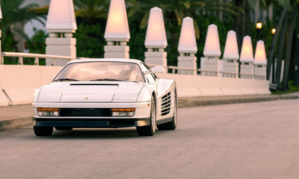 Ismét feltűnt a színen a Miami Vice hófehér Ferrarija