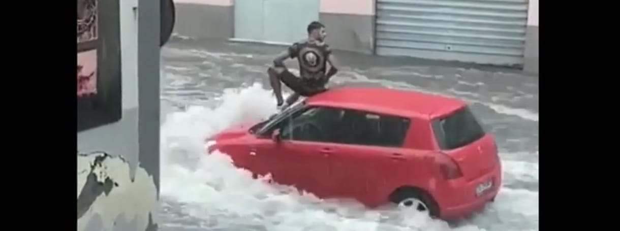 Autója tetejéről egy másik autóra átmászva mentette magát az özönvíztől egy szicíliai férfi