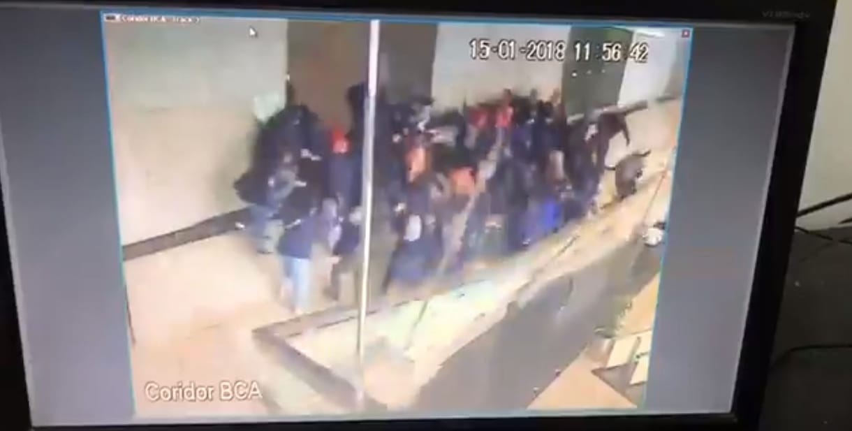 Diákok alatt szakadt le egy galéria a jakartai tőzsde épületében – durva videó