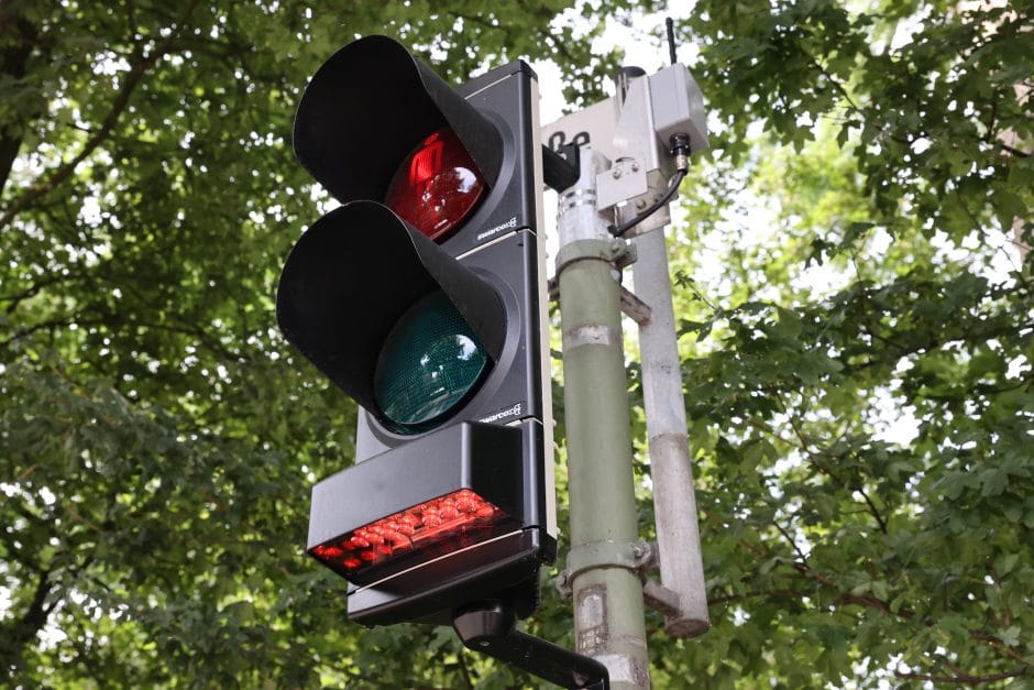 Újabb ötlettel próbálják megóvni a balesetektől az állandóan mobilozó gyalogosokat