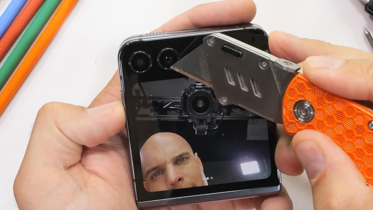 Tűz, sniccer, homok; mindennel megkínozták a Samsung új telefonját – videó