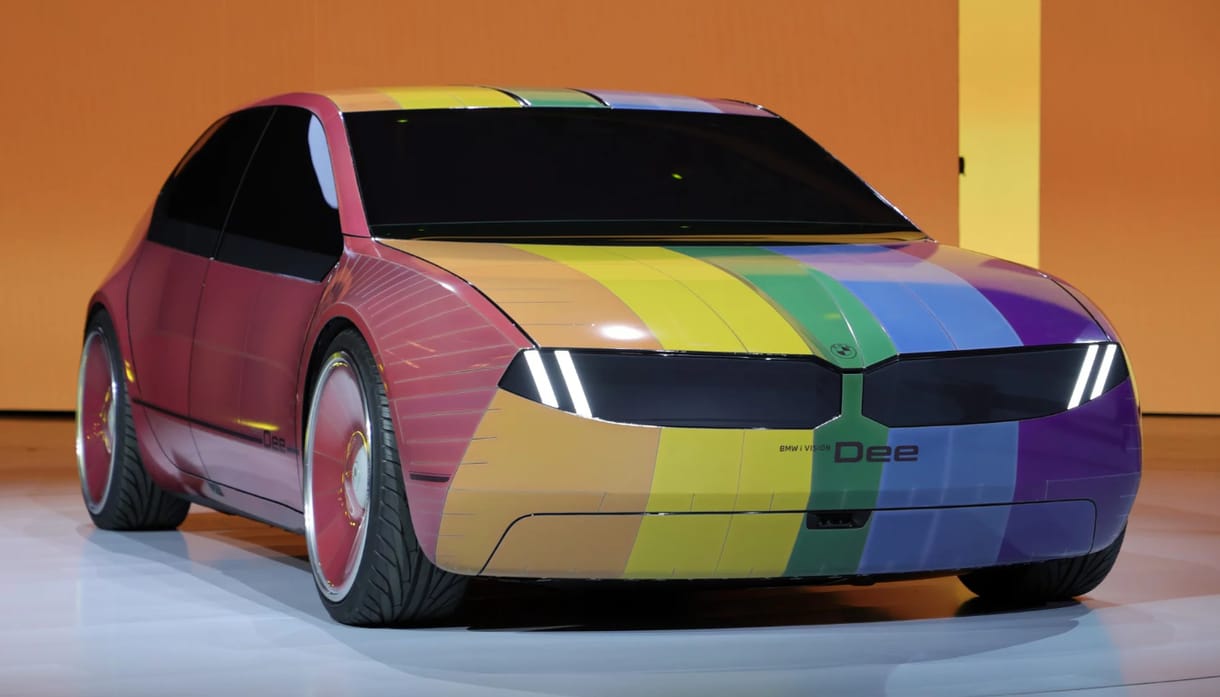 Elhozta a látványos, színváltós autóját Debrecenbe a BMW