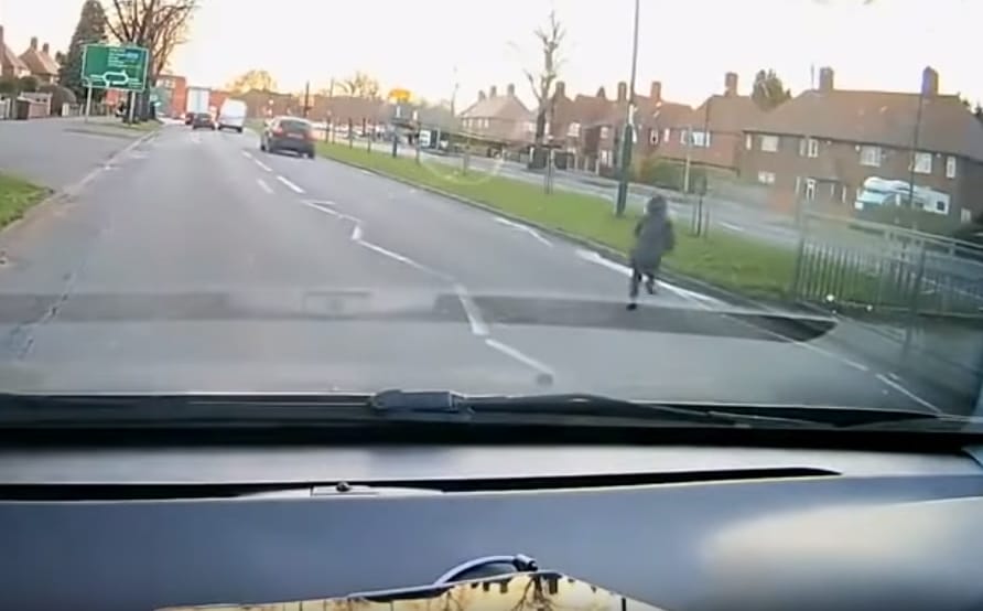 Óriási szerencséje volt a kisfiúnak, aki pár másodpercen belül kétszer is meghalhatott volna – videó