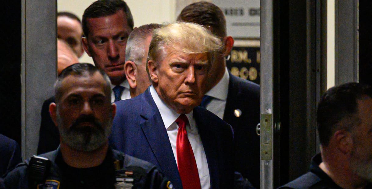 CNN: Trump egy hangfelvételen beismeri, hogy titkosított dokumentumokat vitt el a Fehér Házból