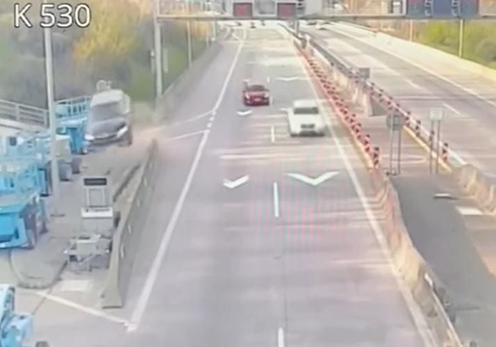 Akciófilmbe illő baleset Pozsonyban: átrepült egy autó egy betonkorláton