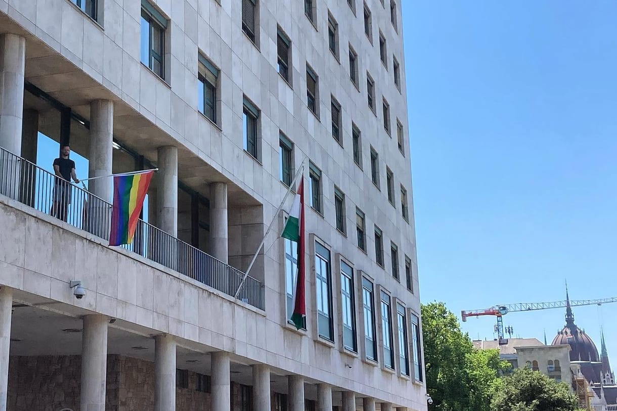 Tordai szivárványszínű zászlót tűzött a Képviselői Irodaházra