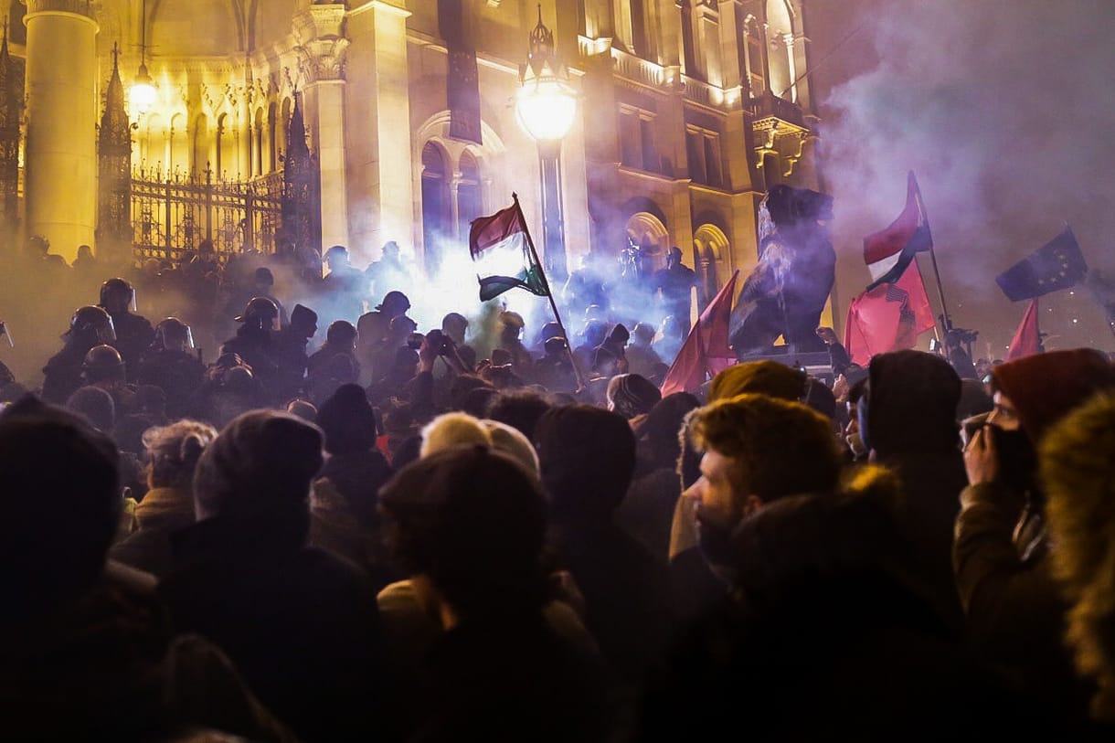 Füstgránátot dobáltak a rendőrök közé a Kossuth téren, könnygázzal válaszoltak - ÉLŐ