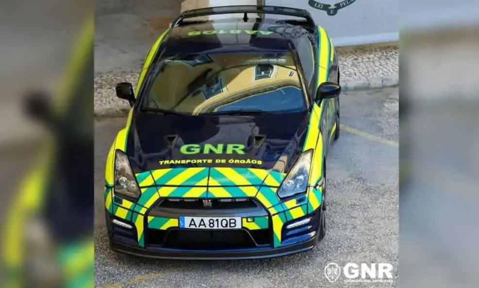 Donorok szerveit szállítják egy lefoglalt Nissan GT-R-rel