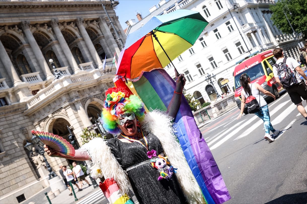 Óriási hőségben kezdődik a 31. Budapest Pride, a résztvevők az Operánál gyülekeznek