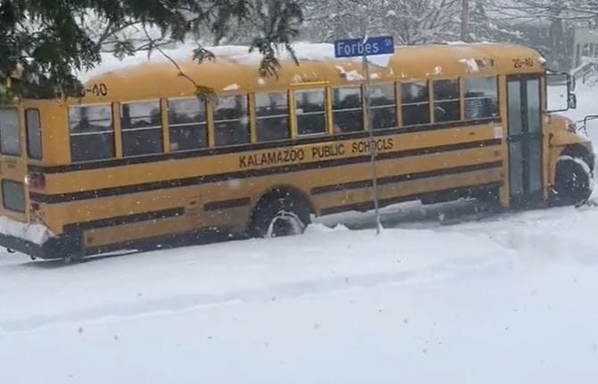 A gyerekeken nem múlott, hogy kiszabaduljon a mély hóból a sulibusz – videó