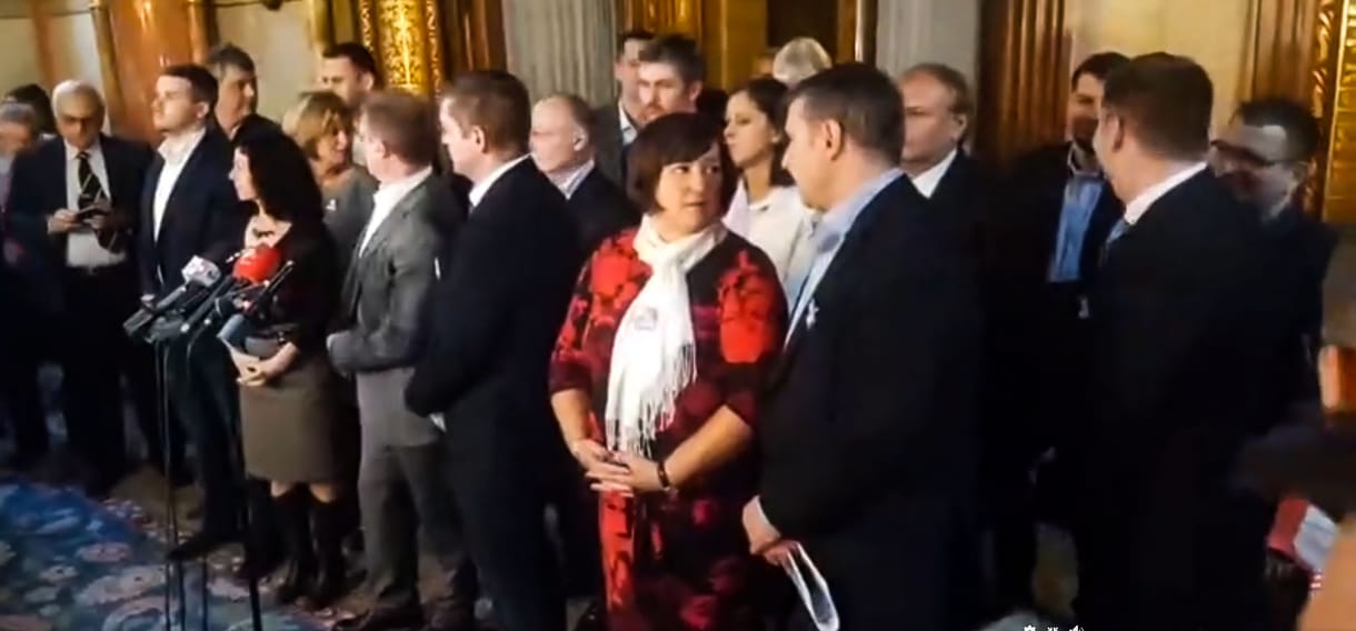 Révész Sándor: A panaszkönyvhöz ragadt ellenzék