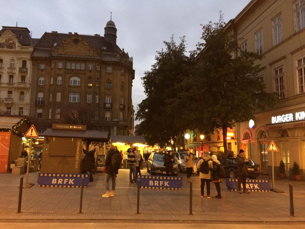 Íme a betontömb, ami majd megállítja a terroristákat a Fővám térnél