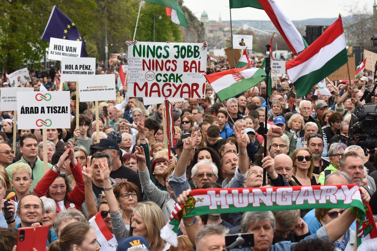 Még a kormányközeli Nézőpont szerint is zárul az olló a Tisza Párt és a Fidesz között