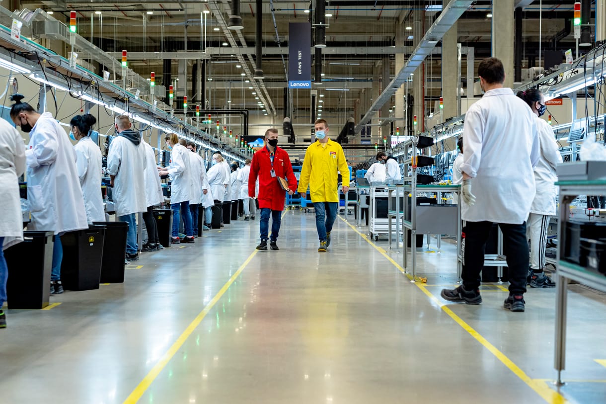 Óriási üzemet nyitott Üllőn a Lenovo, ez az első számítógépgyára Európában