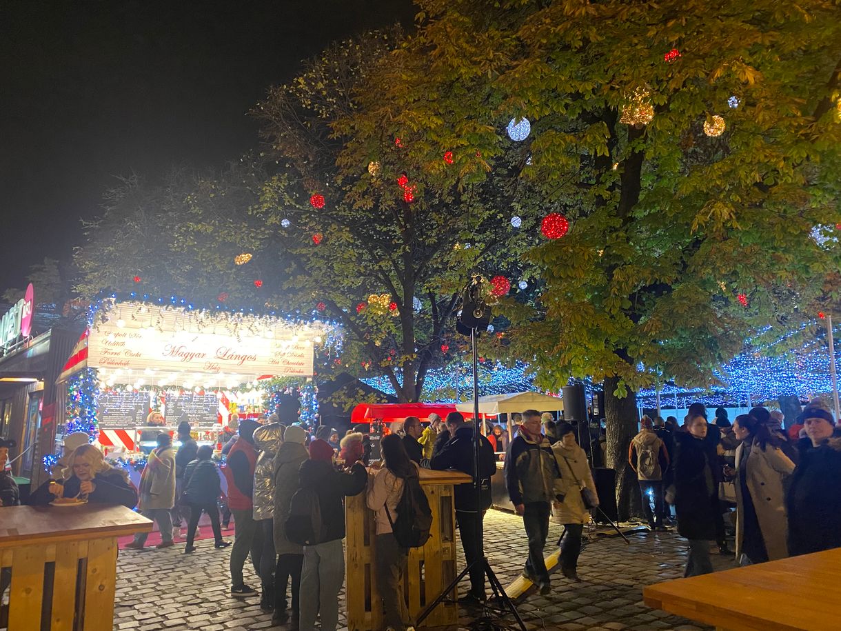 A marhapöri 5000, a sajtos-tejfölös lángos 2700 forint a Városháza karácsonyi élményparkjában