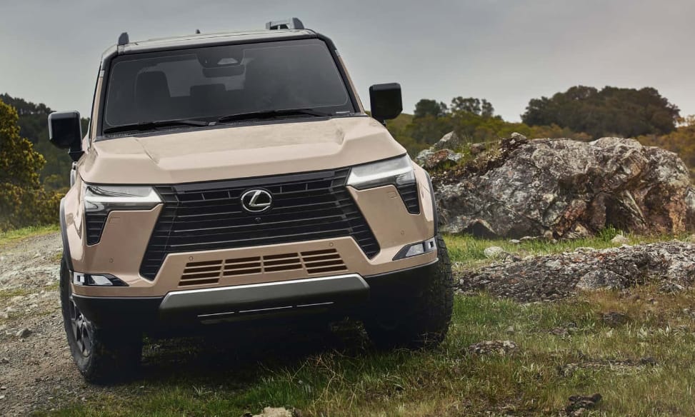 Szögletes formával és biturbó V6-tal támad a Lexus új terepjárója