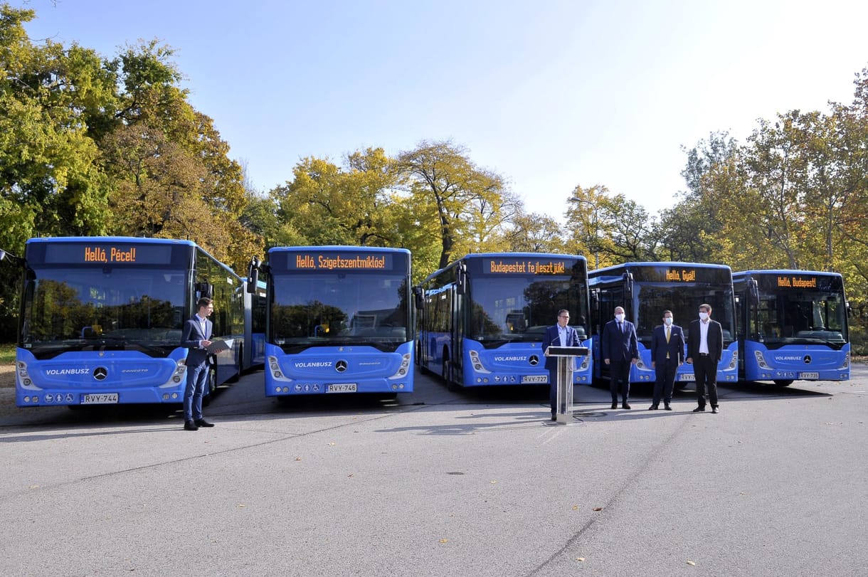 60 új Mercedes busszal lepte meg a kormány Budapestet