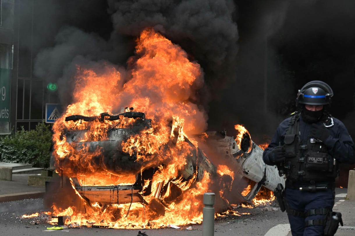 Macronnak kemény próbatételt, a szélsőjobboldalnak esélyeket jelent a célok nélküli vandalizmus