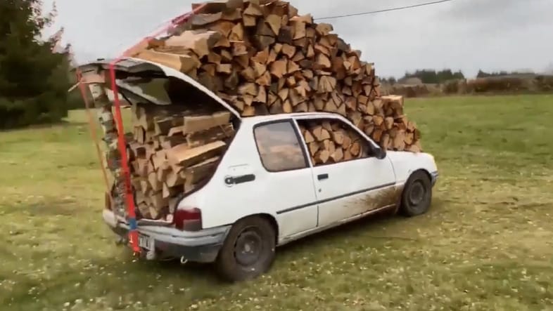 Vannak azok a régi autók, amik bármit elviselnek, a Peugeot 205 is ilyen