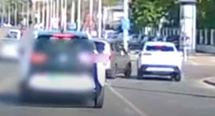 Buszsávozó autós és egy váratlan manőver, így jön össze könnyen egy baleset – videó