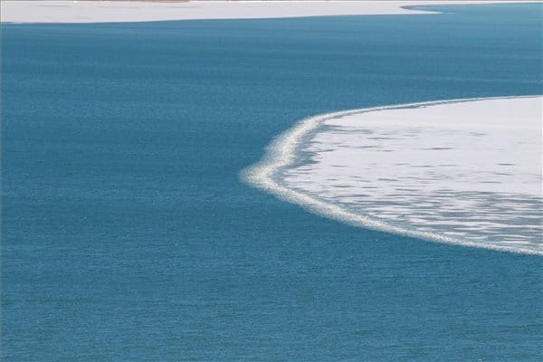 Ritka drónvideó: A szemünk láttára fagy be a Balaton