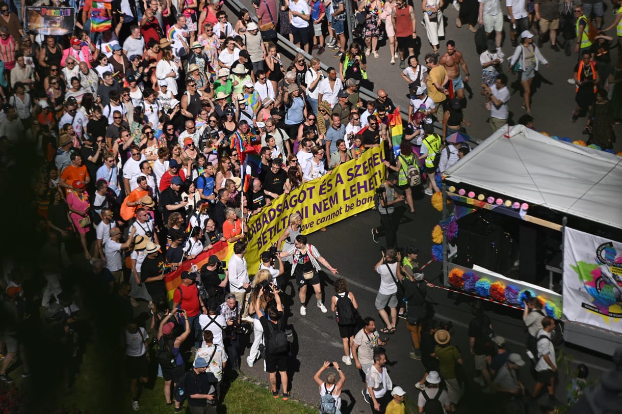 Egy osztrák képviselő taxival jutott el a budapesti Pride-ra, mert a vonatuk lehalt félúton