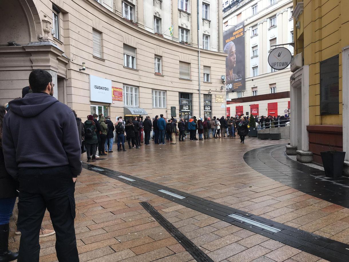 Brutális sor áll a Corvin Mozi előtt, mindenki széket akar venni – fotó!