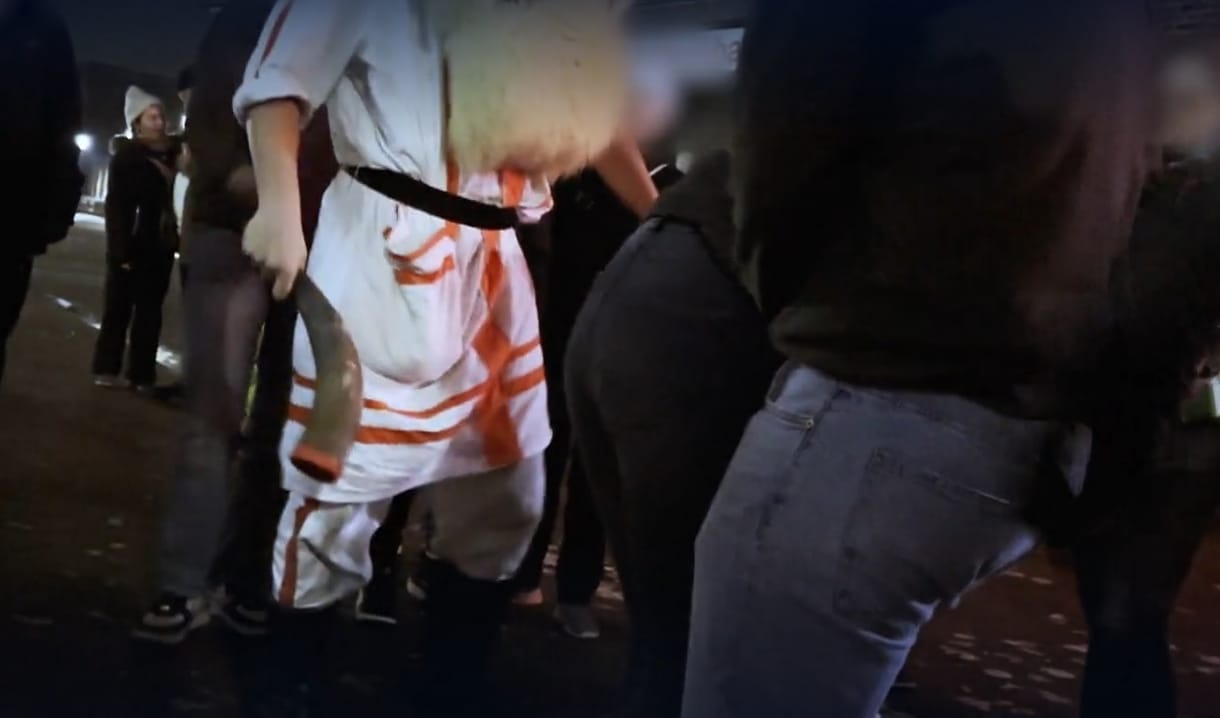 Idén már balhé nélkül ment le a német fesztivál, ahol még tavaly is tehénszarvval ütlegeltek nőket jelmezes férfiak