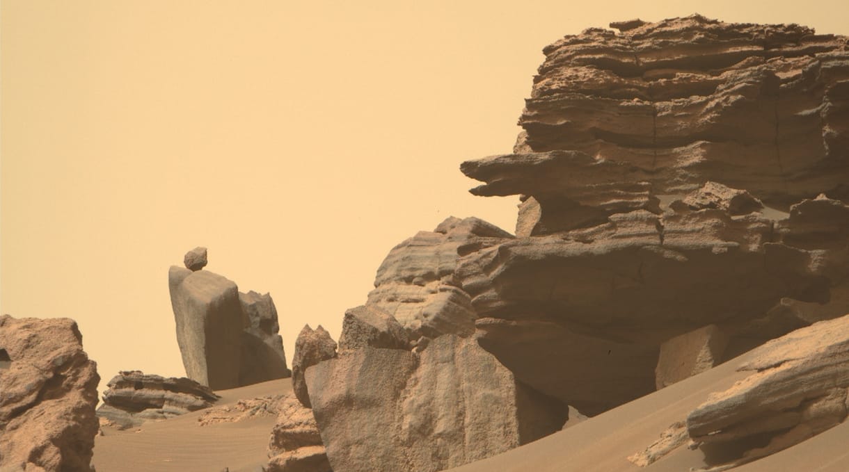 Kígyófejre hasonlító sziklát és egy „lebegő” követ is talált a Marson a NASA