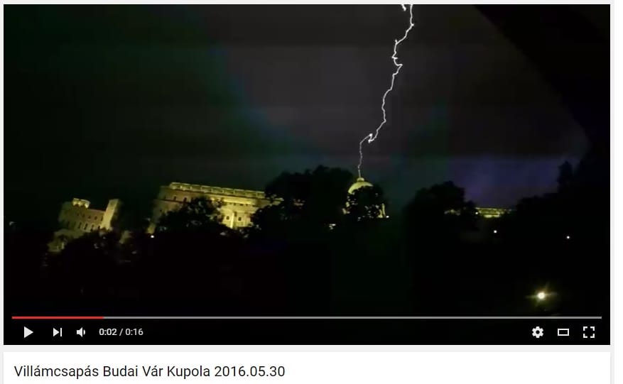Villám csapott a budai Várba - videó
