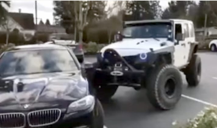 Sokan tennének így helyre, a szívük szerint, egy bunkón parkolót – videó