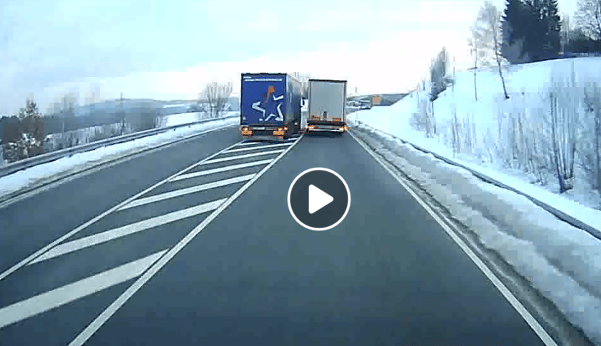 Videó: több mint izgalmasra sikerült a kamionos záróvonalas előzése