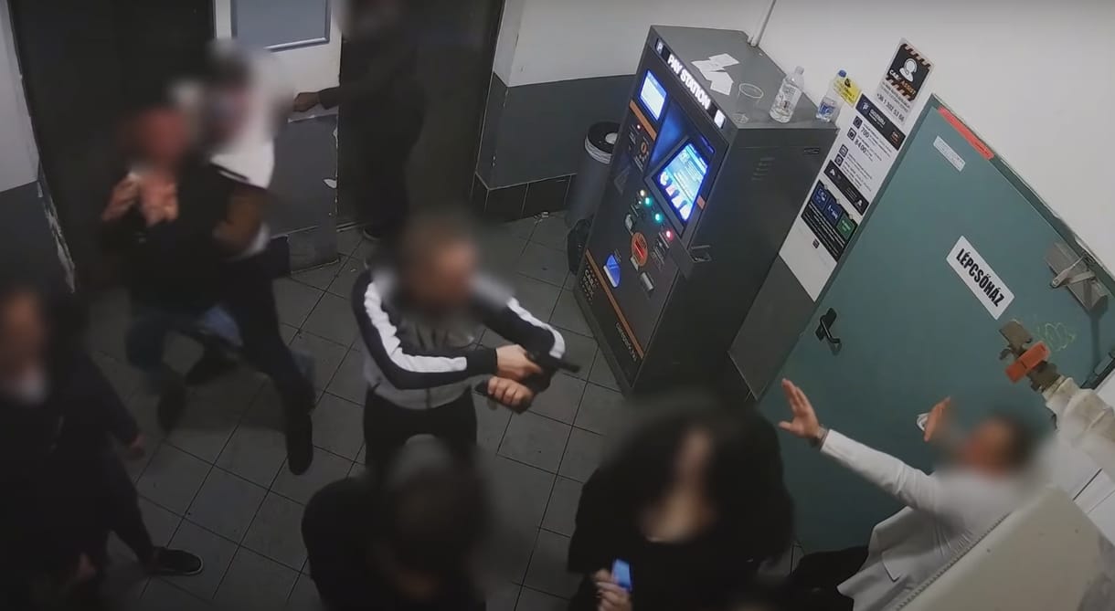 Többször elsült egy gázpisztoly egy bulinegyedbeli lépcsőházi verekedésben