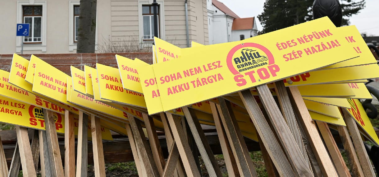 Nyíregyházán be se fértek a terembe az épülő gyár miatti közmeghallgatáson