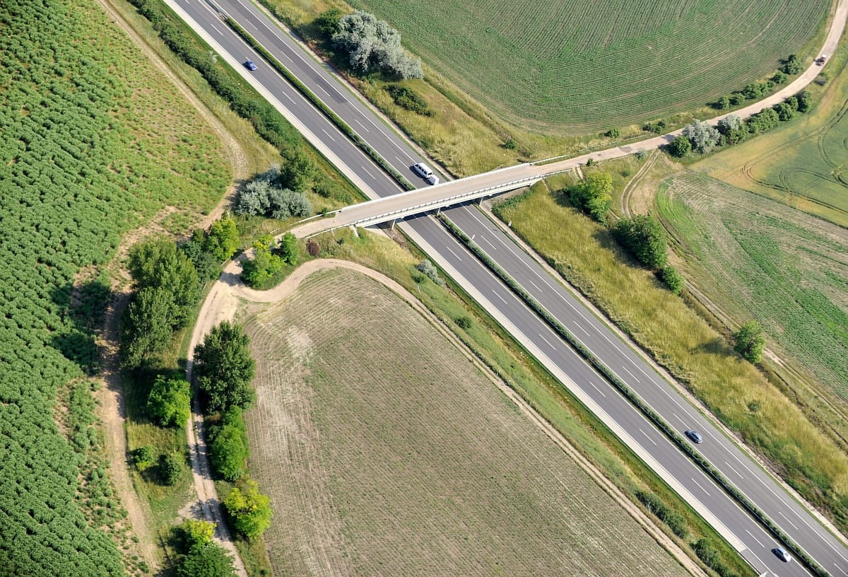 Amputálta a motoros lábát az M1-es autópálya szalagkorlátja