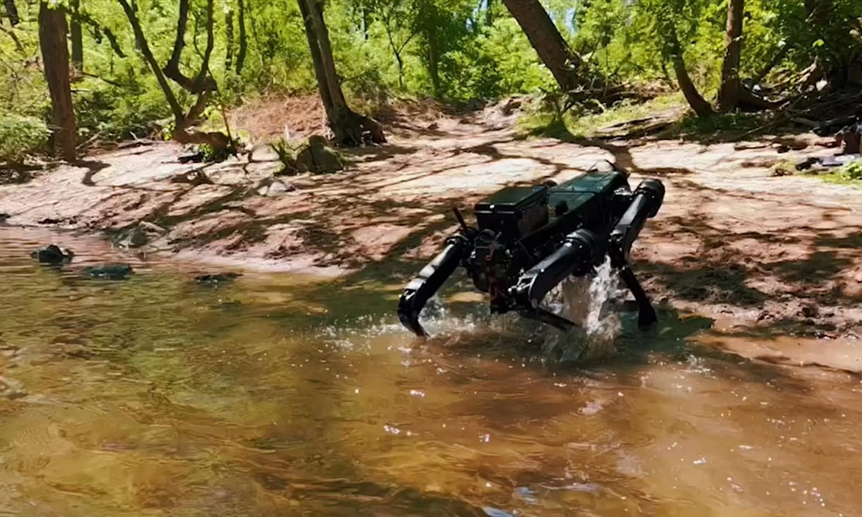 „Farkat” kapott az amerikai hadsereg robotkutyája, egyből megtanult úszni – videó