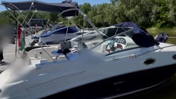 Nem létező dolgozóknak kiutalt pénzből vett jachtot egy budapesti kórház HR-ese