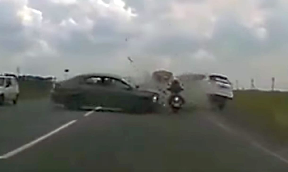 Ő a világ legszerencsésebb motorosa – videó