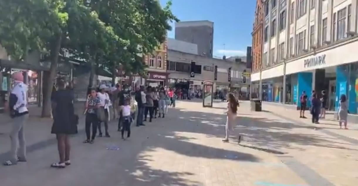Százméteres sorban várták Londonban a vásárlók a Primark nyitását