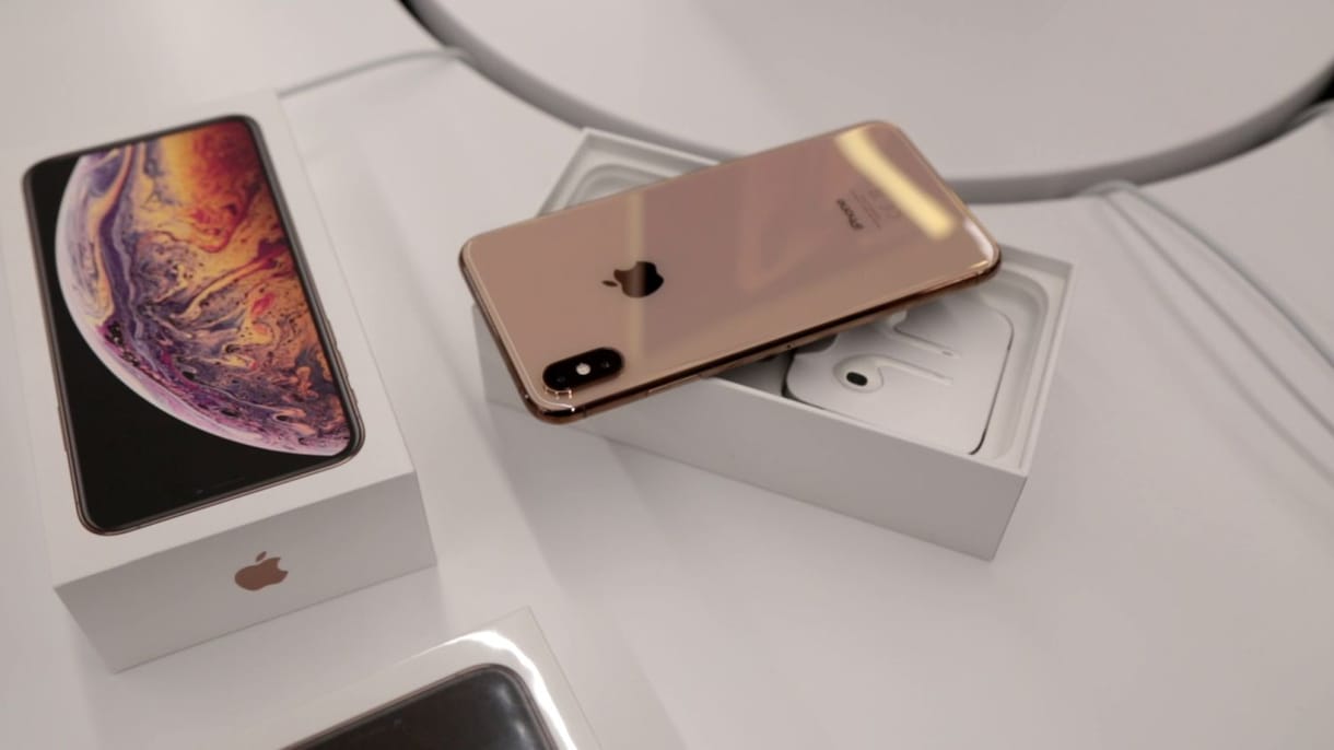 Itt a ChargeGate: hiába dugják be a kábelt, nem töltődnek az új iPhone-ok