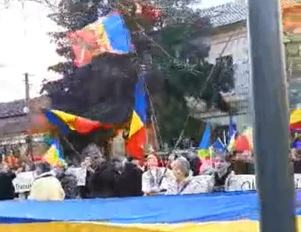 Román szélsőségesek magyarellenes skandálása közben avatott szobrot Erdélyben Novák Katalin