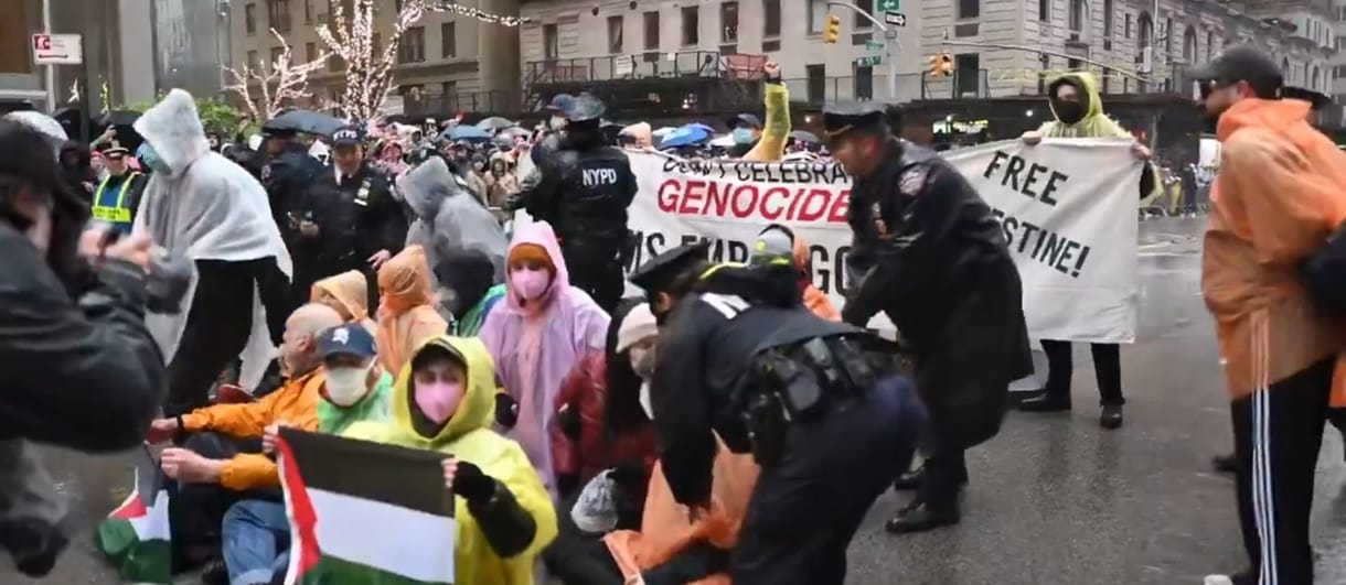 Palesztinpárti tüntetőket vettek őrizetbe New York hálaadási felvonulásán